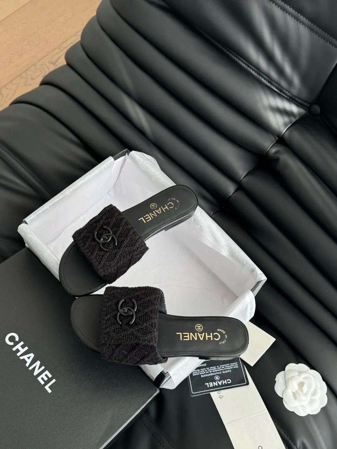 👟👟Ex-factory price 400👟👟 Chanel 25C new schoolbag buckle slippers, the return of the classic schoolbag buckle design, special vintage, full of retro flavor, loafers have also grown to aesthetics, upper cowhide, lining sheepskin, original outsole Size: 35-39 40 41 42 Customized and non-returnable